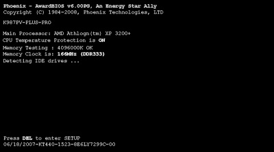 Le processus POST d'un BIOS Award. Notez le message « Press DEL to enter setup », qui vous indique la touche à presser pour accéder à l'interface de configuration du BIOS. Le processus POST d'un BIOS Award. Notez le message « Press DEL to enter setup », qui vous indique la touche à presser pour accéder à l'interface de configuration du BIOS.